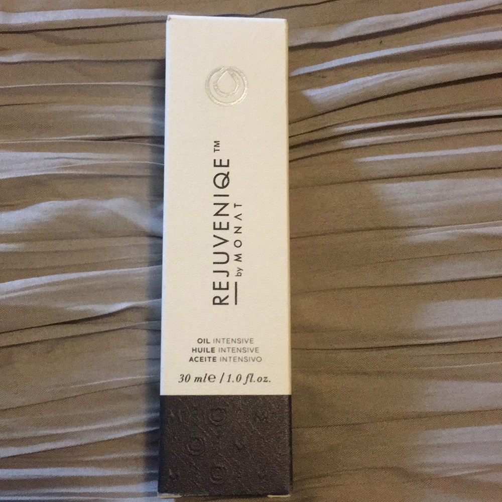 Monat Rejuvenate Oil.
